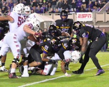 102215-01_a-gang-of-ecu-defenders-stuffs-a-temple-rushing-attempt